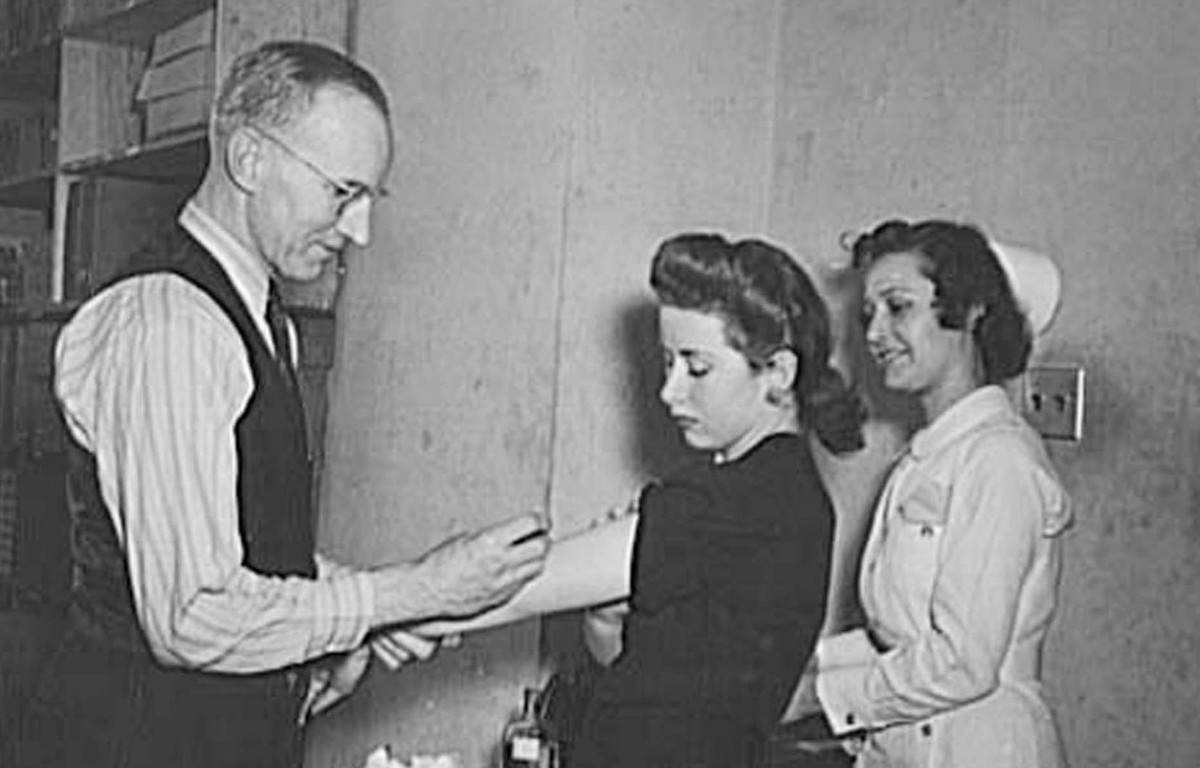 Vì vậy, giới chức trách dễ dàng kiểm tra giấy chứng nhận và vết sẹo trên tay mỗi người để xác nhận những người nào đã tiêm vắc xin đậu mùa.