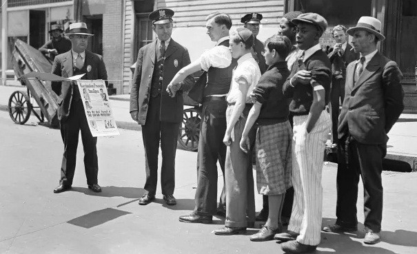 Song song với đó, các chuyên gia y tế đưa ra giải pháp là kiểm tra xem một người có tiêm chủng vắc xin đậu mùa hay không bằng cách quan sát trên cánh tay của họ có vết sẹo do tiêm vắc xin để lại.