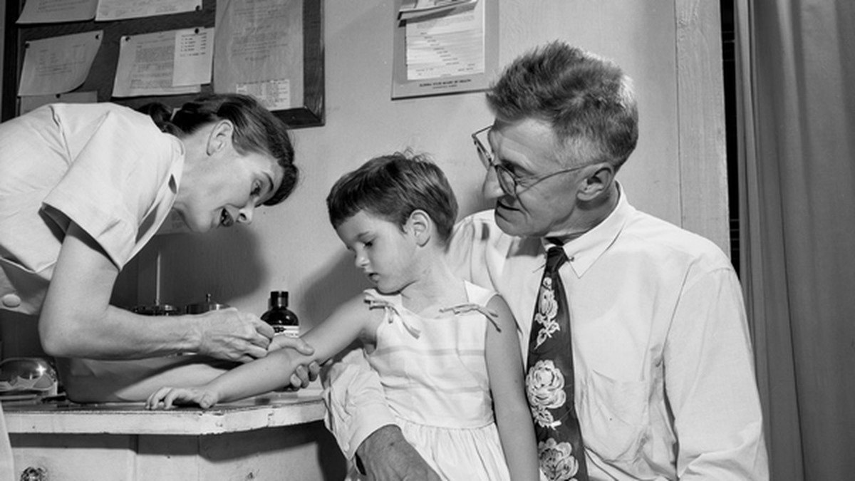 Theo đó, người dân tiêm chủng vắc xin đậu mùa được cấp giấy chứng nhận. Đây được coi là "hộ chiếu vắc xin" để họ có thể đến các địa điểm công cộng như trường học, nhà máy, đi tàu, xem hòa nhạc...