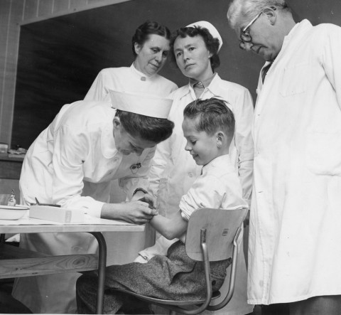 Những người nào không có vết sẹo chứng tỏ đã tiêm vắc xin đậu mùa sẽ không được phép tới các địa điểm công cộng.