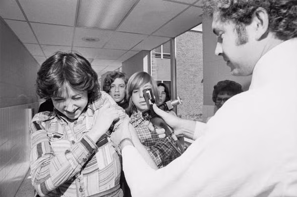 Dù vậy, một số người không thực hiện tiêm chủng vắc xin đậu mùa. Để có thể đi lại tự do như những người đã tiêm chủng, những trường hợp không tiêm chủng làm giả mạo giấy chứng nhận đã tiêm chủng vắc xin đậu mùa.