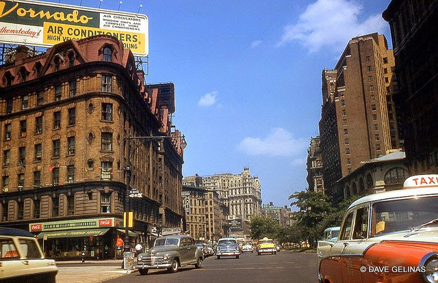 Nhiều tòa nhà cao tầng trên một con phố ở Mỹ những năm 1950 - 1960.