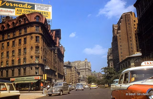 Nhiều tòa nhà cao tầng trên một con phố ở Mỹ những năm 1950 - 1960.