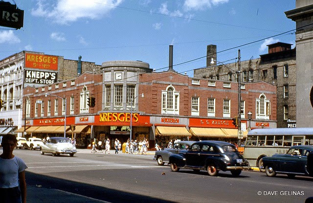 Theo đó, ô tô trở thành phương tiện giao thông phổ biến ở Mỹ những năm 1950 - 1960.