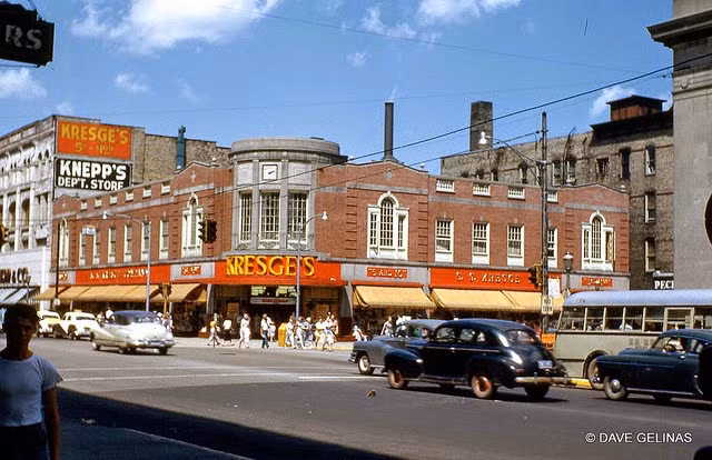 Theo đó, ô tô trở thành phương tiện giao thông phổ biến ở Mỹ những năm 1950 - 1960.