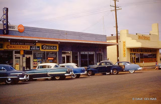 Nhiều ô tô đỗ trước các cửa hàng kinh doanh sầm uất ở Mỹ.