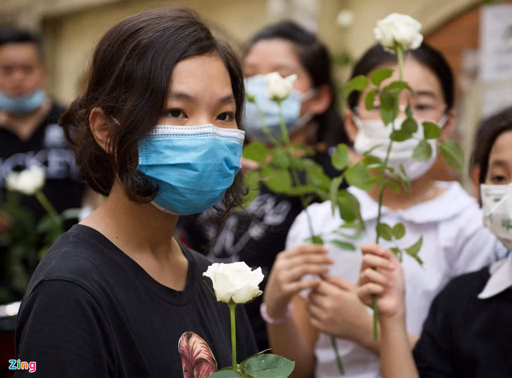 Học sinh lớp 4A2, trường Tiểu học Tô Vĩnh Diện (quận Đống Đa) được cô giáo và phụ huynh đưa đến lễ tang để tiễn đưa người bạn xấu số.