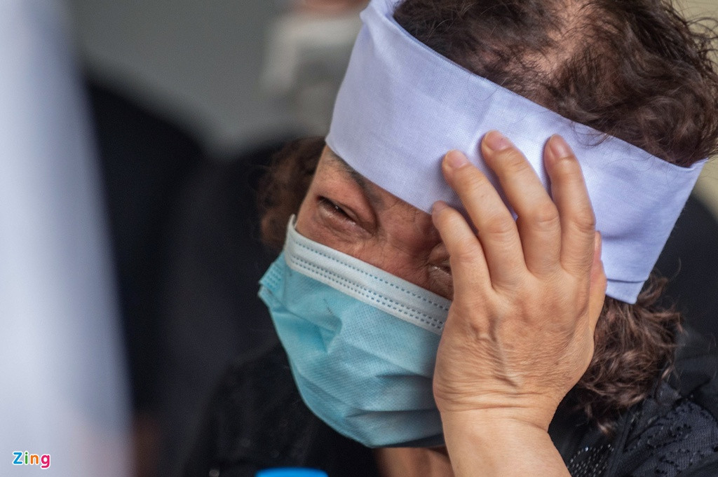 "Đau lòng quá, tôi vẫn không thể tin và muốn tin. Mới hôm trước tôi còn qua nhà Vỹ chơi, mà giờ chả còn ai", bà Phương, bác nạn nhân, tâm sự. Danh tính các nạn nhân tử vong được xác định là ông Nguyễn Thạc Thi (81 tuổi), Nguyễn Ánh Hồng (40 tuổi, con của ông Thi, đang mang thai khoảng 3 tháng), Đinh Hùng Vỹ (38 tuổi, chồng chị Hồng) và Đinh Hà Tuệ Mẫn (10 tuổi, con gái của chị Hồng và anh Vỹ).