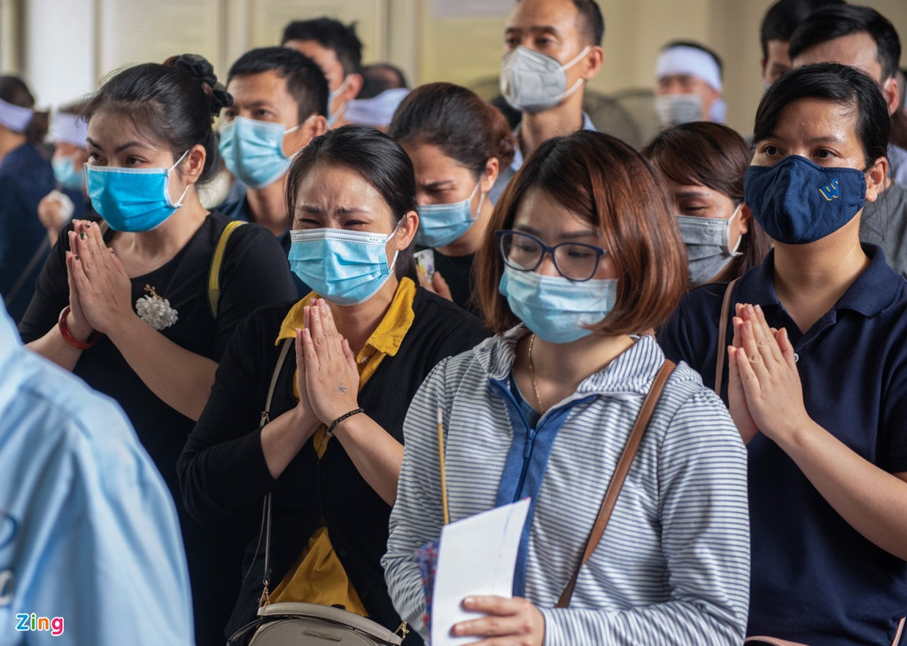 "Khi nghe tin rất là đau xót. Nay đoàn có ban phụ huynh, ban giám hiệu, giáo viên và 26 học sinh trong lớp đến viếng. Tuệ Mẫn là một cháu bé học tốt, ngoan", chị Lê Thị Hường (một phụ huynh) nói.