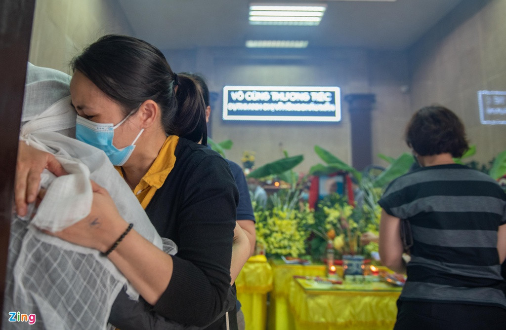 "Hôm qua cháu gái còn gọi điện thoại nói chuyện với tôi. Hôm nay cháu đã không còn nữa. Cháu học giỏi và ngoan ngoãn lắm, giờ tôi mất hết rồi", bà Phên, bà bé Tuệ Mẫn, bật khóc nói.