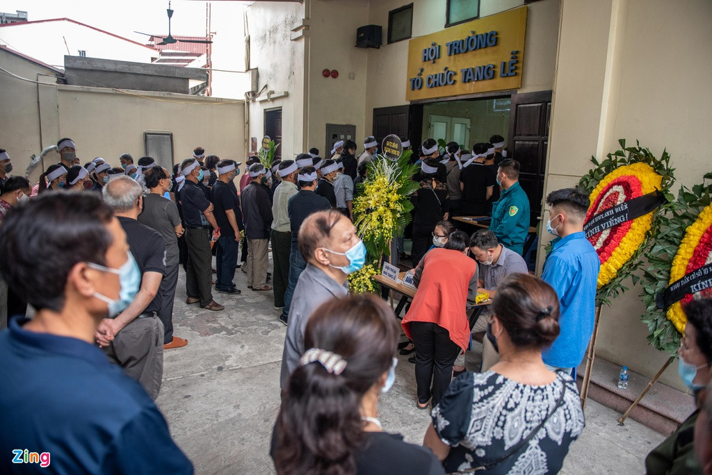 Nhà tang lễ đón từng đoàn người vào viếng. Trước khi vào hội trường, khuôn mặt ai cũng trĩu nặng. Sau khi đi qua nơi đặt 4 cỗ quan tài, mắt ai cũng đỏ hoe, nhiều người bật khóc nức nở.