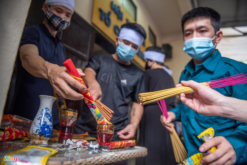 Chiều 4/4, tang lễ các nạn nhân trong vụ cháy nhà tại phố Tôn Đức Thắng được tổ chức tại nhà tang lễ Bệnh viện Đa khoa quận Đống Đa, Hà Nội. Ban tổ chức tang lễ cho biết đây là lần đầu họ tổ chức lễ tang cho 4 người cùng một lúc. Số lượng người đến viếng chiều nay khá đông.