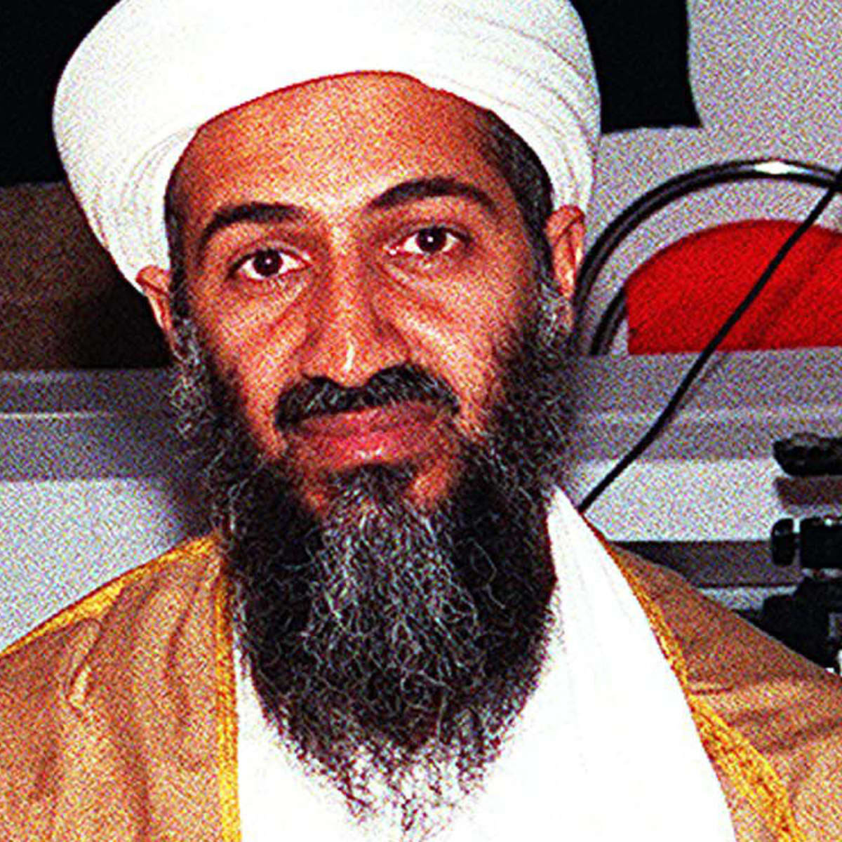 Sau vụ khủng bố thảm khốc trên, Cục Điều tra liên bang Mỹ (FBI) xếp bin Laden vào vị trí đầu danh sách 10 nhân vật bị truy lùng trên toàn thế giới.
