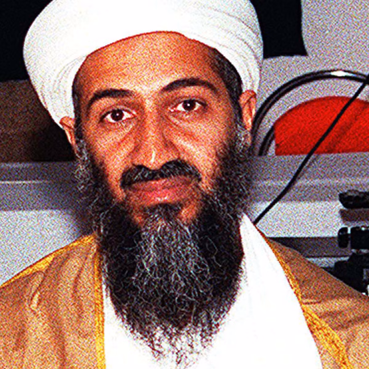 Sau vụ khủng bố thảm khốc trên, Cục Điều tra liên bang Mỹ (FBI) xếp bin Laden vào vị trí đầu danh sách 10 nhân vật bị truy lùng trên toàn thế giới.