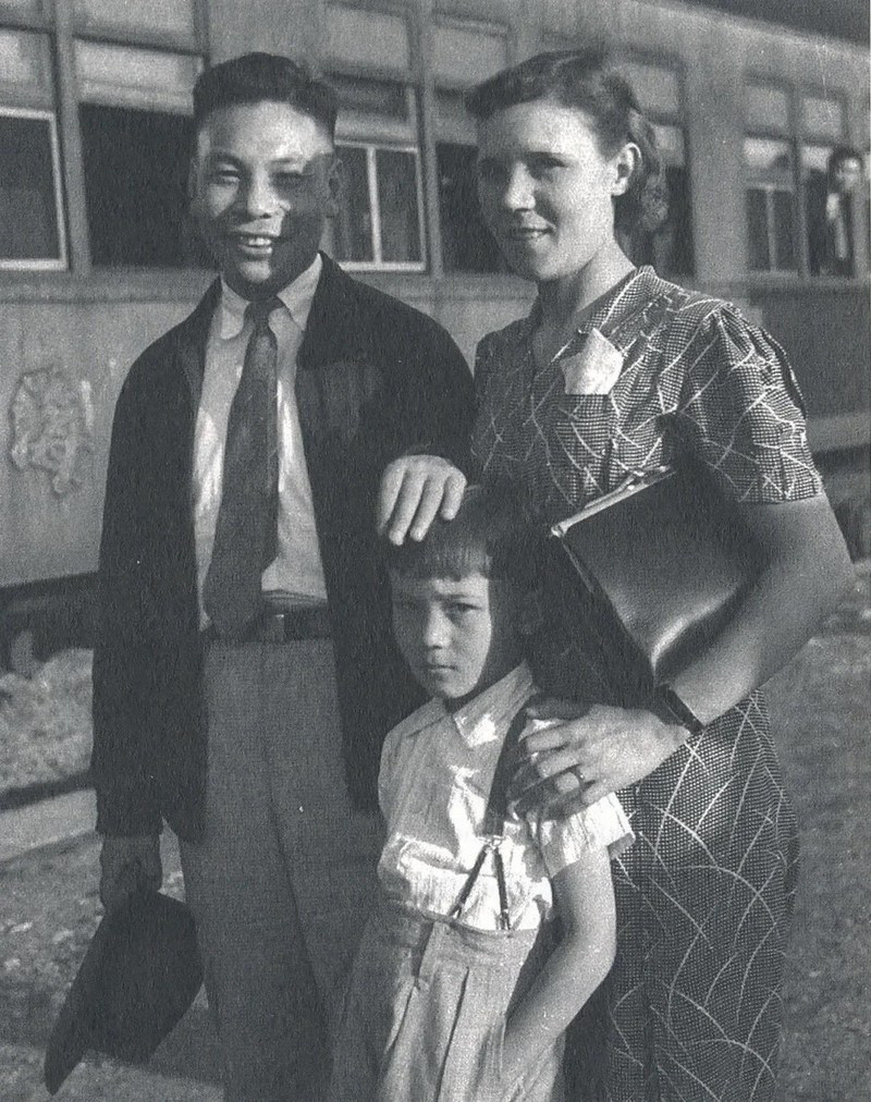 Năm 1927, Tưởng Kinh Quốc chứng kiến cha mẹ ly hôn. Khi ấy, Tưởng Giới Thạch bỏ vợ để cưới Tống Mỹ Linh. Dù đã ly hôn nhưng gia đình nhà chồng giữ hai mẹ con Tưởng Kinh Quốc ở lại.