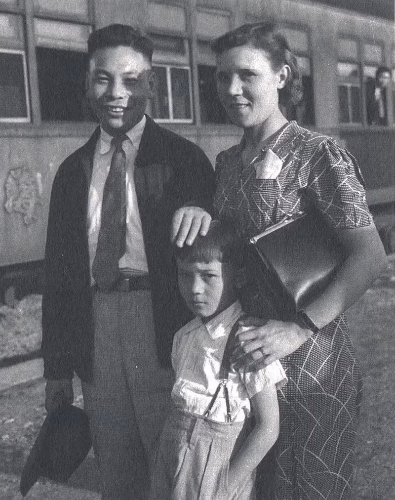 Năm 1927, Tưởng Kinh Quốc chứng kiến cha mẹ ly hôn. Khi ấy, Tưởng Giới Thạch bỏ vợ để cưới Tống Mỹ Linh. Dù đã ly hôn nhưng gia đình nhà chồng giữ hai mẹ con Tưởng Kinh Quốc ở lại.