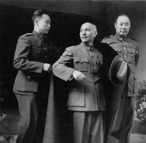 Sau khi cha chết, Tưởng Kinh Quốc giữ một số trọng trách quan trọng trong chính quyền. Vào năm 1988, con trai cả của Tưởng Giới Thạch qua đời, hưởng thọ 77 tuổi.