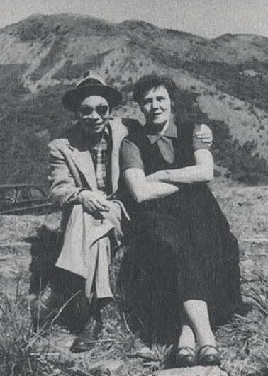 Đến năm 16 tuổi, Tưởng Kinh Quốc được cha gửi sang Moscow học tập. Tại đây, ông gặp gỡ và kết hôn với một cô gái người địa phương. Năm 1937, Tưởng Kinh Quốc cùng gia đình trở về quê hương. Từ đây, ông được cha hậu thuẫn từng bước bước chân vào giới chính trị.