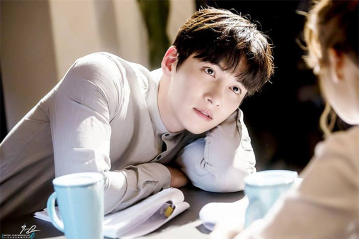 Chín chắn và đứng đắn. Một chàng trai lạnh lùng luôn rất khác biệt với những anh chàng "dẻo miệng". Người xưa có câu "con gái yêu bằng tai", nhưng hiện nay, các nàng lại có xu hướng thích những anh chàng có chút kiệm lời, không ba hoa, bởi có thể mang lại cho họ cảm giác an toàn hơn.