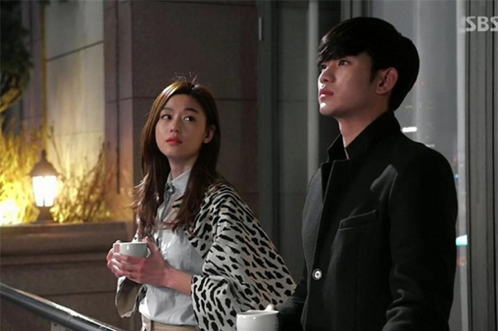 Sự nhã nhặn, lịch thiệp đáng để tâm. Con trai lạnh lùng thường thích thể hiện bằng hành động hơn là lời nói. Lạnh lùng không đồng nghĩa với một trái tim băng giá. Các chàng trai nhóm này thường không để mọi người đánh giá sai về bản thân qua những hành động chuẩn mực, lịch thiệp. Chính những điều này sẽ khiến các nàng chết mê. Cách vừa buông vừa níu của các chàng có khả năng đặc biệt trong việc gây thương nhớ, vấn vương cho các nàng.