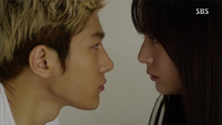 Kiêu ngạo, hờ hững. Không phải lúc nào sự vồ vập, tấn công nhiệt tình của các chàng trai cũng khiến con gái xiêu lòng. Đôi khi chính sự kiêu ngạo, có chút hững hờ sẽ khiến nàng cảm thấy bản thân nhỏ bé, mỏng manh và dễ trúng mũi tên ái tình hơn bao giờ hết.