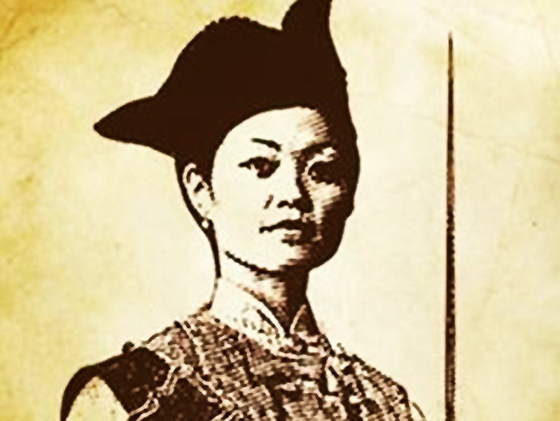 Theo các ghi chép lịch sử, Ching Shih (1775 - 1844) chào đời ở tỉnh Quảng Đông, Trung Quốc. Ngay từ khi còn bé, bà làm kỹ nữ trong một kỹ viện ở Quảng Châu.