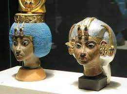 Sau khi con trai Akhenaten lên ngôi vua, Nữ hoàng Tiye giúp con xử lý một số vấn đề triều chính.