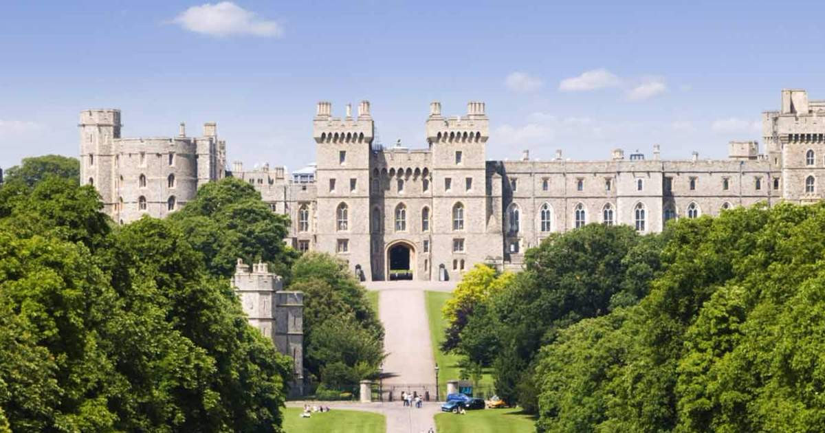 Không chỉ một, lâu đài Windsor được cho là bị ma ám bởi nhiều hồn ma. Trong số này, một số người kể rằng bắt gặp hồn ma của Vua Henry VIII, Vua George III hay Nữ hoàng Elizabeth I...