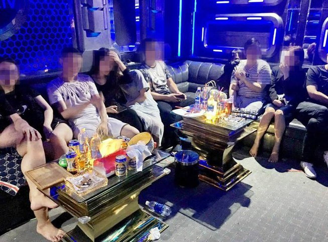 Mo quan karaoke sau 12 gio dem bi phat den 30 trieu dong
