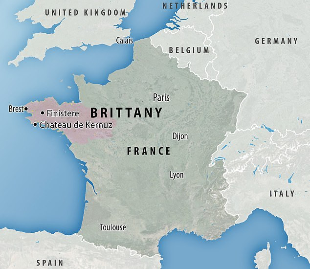 Những dấu hiệu khắc trên phiến đá Saint-Bélec Slab được các chuyên gia xác định mô tả một khu vực ở Tây Brittany, Pháp.