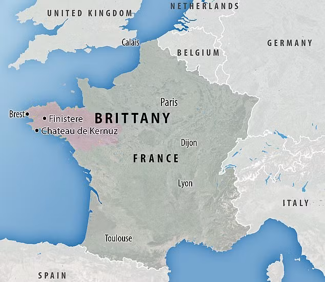 Những dấu hiệu khắc trên phiến đá Saint-Bélec Slab được các chuyên gia xác định mô tả một khu vực ở Tây Brittany, Pháp.