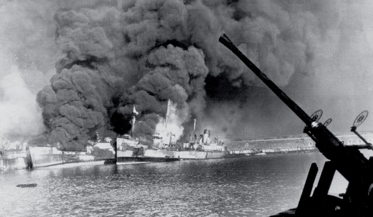 Dù nhóm của ông Canavan cố gắng rời đi nhanh chóng nhưng vẫn bị tàu khu trục Hagikaze phát hiện và truy đuổi. Theo đó, tàu của hải quân Nhật Bản nã pháo phòng không, súng máy về phía xuồng đổ bộ nhỏ (LCP) của Canavan.