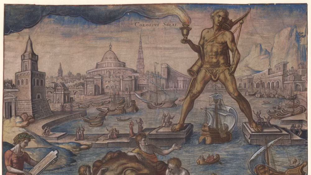 Bức tượng thần Mặt Trời cao 32m đứng trên bệ đá cẩm thạch cao 15m. Tàu thuyền có thể ra vào cảng qua bằng cách đi giữa hai chân của pho tượng khổng lồ.