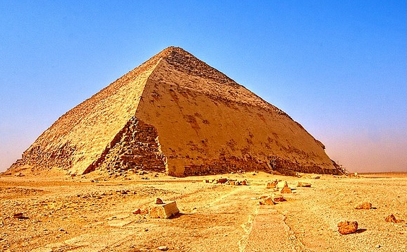 Lối vào thứ hai ở kim tự tháp Bent cao hơn lối vào ở mặt phía Tây của công trình.