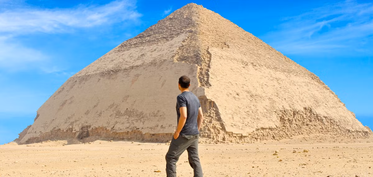 Lối vào ở phía Bắc của kim tự tháp dẫn đến một căn phòng nằm ngay dưới mặt đất.