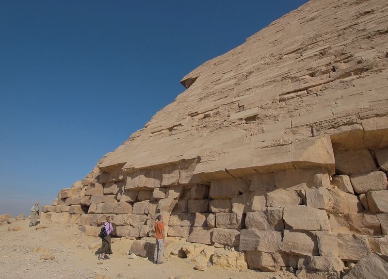 Kim tự tháp Bent có hình dáng khác với những công trình tương tự ở Ai Cập. Từ mặt đất đến chiều cao 49m của kim tự tháp này được xây dựng ở một góc dốc 54 độ. Kể từ 49m trở lên, kiến trúc được vuốt nhọn lên cao hơn.