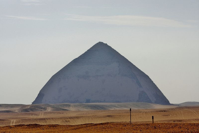 Kim tự tháp Bent có 2 lối vào. Trong đó, một lối vào khá thấp ở phía bắc của công trình.