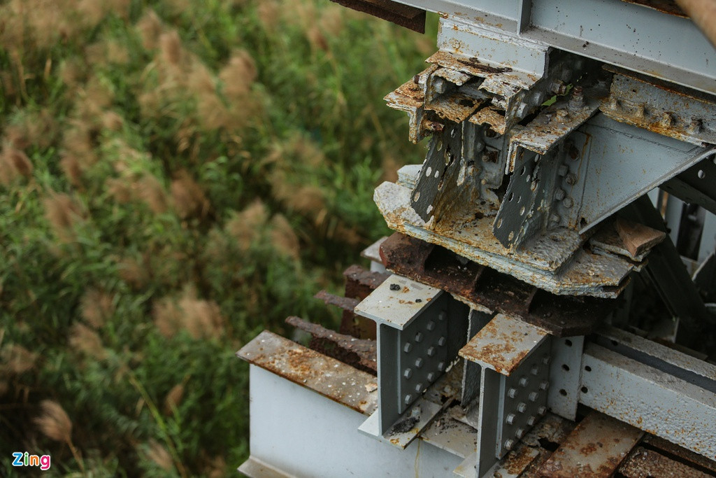 Kết cấu sắt thép lộ thiên gỉ sét do thời tiết và thời gian.