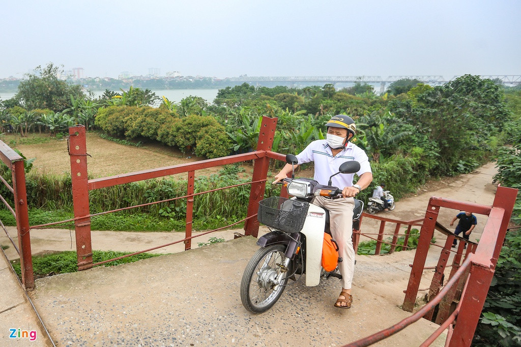 Một người dân sống tại phố cổ ở quận Hoàn Kiếm, thường xuyên xuống bãi giữa sông Hồng, nên rất hay đi qua cầu Long Biên. Ông cho biết cầu đã xuống cấp rất nặng.