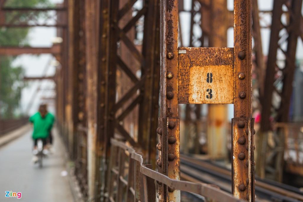 Các khung thép, cấu trúc của cây cầu hoen gỉ theo thời gian.