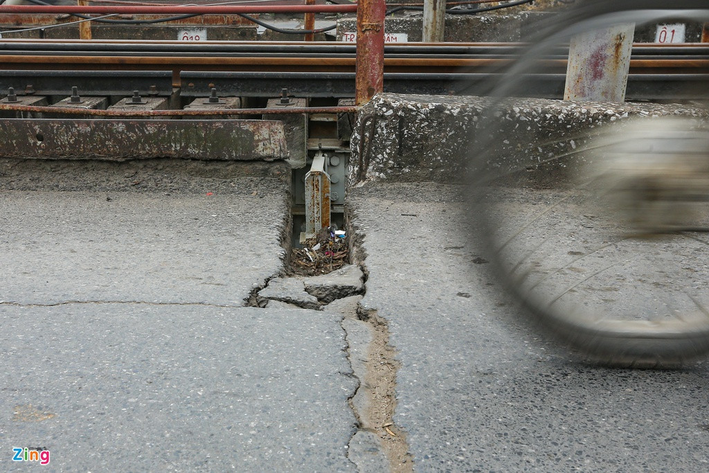 Ở một số đoạn khác, các mấu nối bong tróc tạo thành ổ gà.