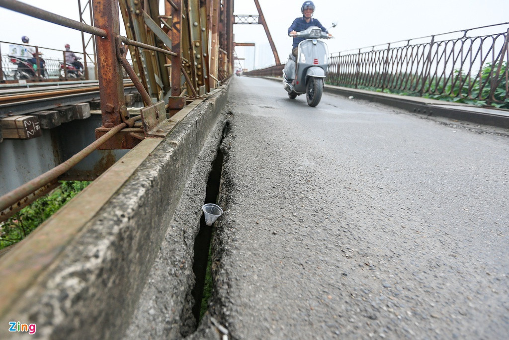 Kẽ hở dài hơn 1 m trên mặt cầu chiều từ quận Long Biên sang quận Hoàn Kiếm.