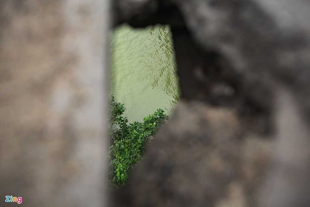 Bề mặt xuất hiện nhiều lỗ hổng to, vết nứt dài thấy rõ được nước dưới lòng sông Hồng.