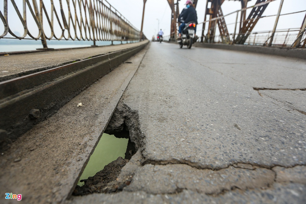 Cầu Long Biên đang ngày càng xuống cấp dù đã qua nhiều lần sửa chữa. Lần tu sửa gần đây nhất là vào năm 2015 với kinh phí lên tới 300 tỷ đồng.