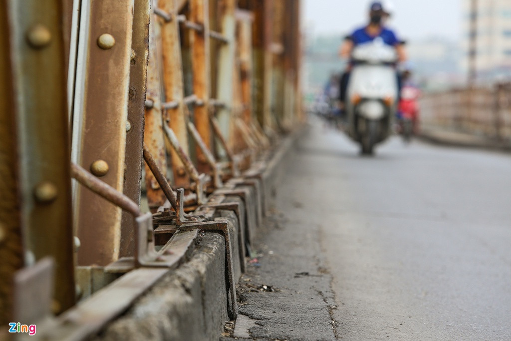 Ở một số đoạn lan can bên dưới, đơn vị duy tu, quản lý cầu Long Biên đã cho đắp vá, gia cố tạm.