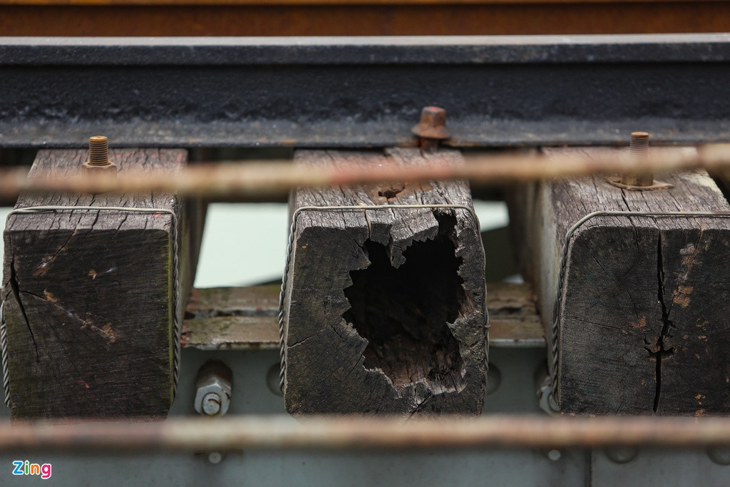 Một số thanh gỗ trên đường ray tàu hoả bị mục ruỗng.