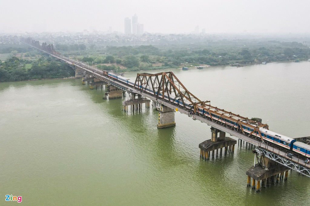 Cầu Long Biên là một trong 7 cây cầu huyết mạch bắc qua sông Hồng khu vực Hà Nội, nối hai quận Hoàn Kiếm và Long Biên.