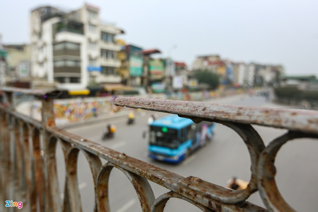 Một số đoạn lan can bị đứt nhưng chưa được thay thế, sửa chữa.