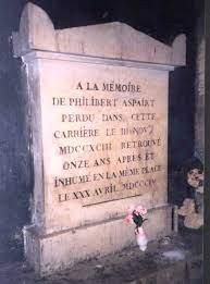Sau khi đọc tấm bia này, nhiều người tìm hiểu về Philibert Aspairt và biết được cái chết đau lòng của người đàn ông này. Theo các ghi chép, Philibert là người gác cổng của bệnh viện Val-de-Grace. Vào tháng 11/1793, ông nảy ra ý định lợi dụng đường hầm trong hầm mộ Paris để đi tìm loại rượu Chartreuse nổi tiếng cất dưới hầm của một tu viện ở Paris, gần Jardin de Luxembourg.