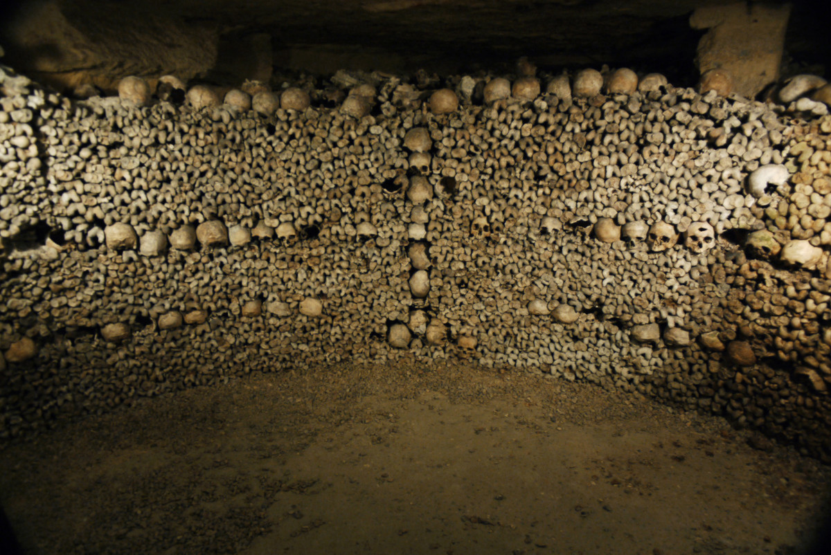 Kể từ năm 1786, mỏ đá trên được chuyển đổi trở thành hầm mộ chôn cất người chết trong bối cảnh nghĩa trang trên mặt đất rơi vào tình trạng quá tải.